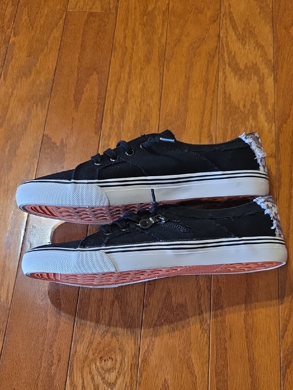 Outwoods Black Canvas Low-Top Sneakers